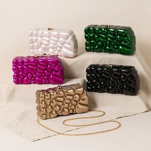 Detailansicht luxuriöser Abendtaschen mit Blasenstruktur und goldenem Kettenriemen