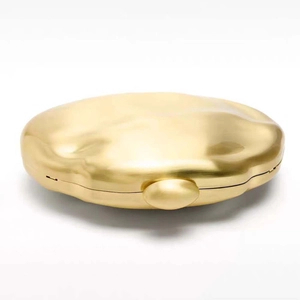 Elegante borsa da sera in oro opaco con forma fluida organica e chiusura a sfera