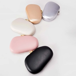 Groupe de pochettes chics en cuir PU en cinq couleurs avec fermoirs boules en métal