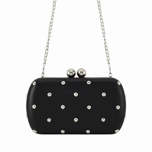 Pochette de soirée noire élégante avec clous métalliques argentés et fermoir baiser
