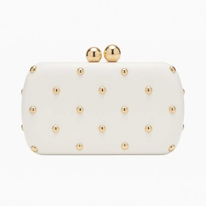 Pochette de soirée carrée blanche élégante avec clous dorés et fermoir sphère