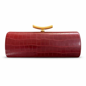 Detailaufnahme der weinroten Baguette-Tasche mit Kroko-Prägung und goldenem Verschluss