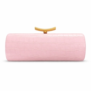 Detail der rosa Baguette-Clutch mit Krokoprägung und goldenem Bogen-Metallverschluss