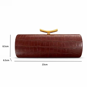 Detailansicht der burgunderroten Tasche mit Krokoprägung und Maßen 23x8,5x6,5cm