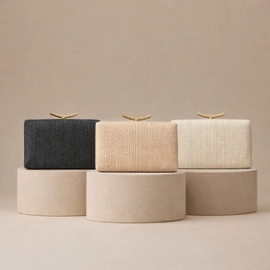 Elegante borsa da sera intrecciata con manici dorati nei colori nero, khaki e beige