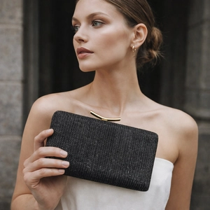 Elegante borsa da sera intrecciata nera con chiusura in metallo dorato per donna