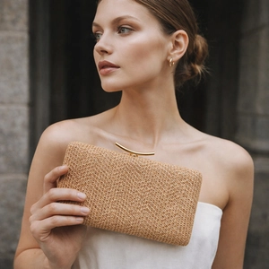 Elegante pochette in paglia intrecciata con chiusura metallica dorata per serate