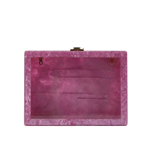 Détail de la pochette en acrylique marbré violet avec son fermoir doré rectangulaire chic