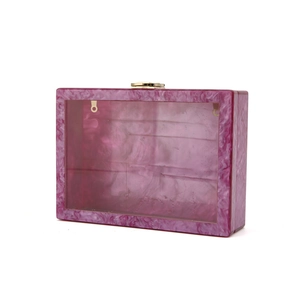 Détail de la pochette en acrylique rose marbré avec fenêtre et fermoir doré