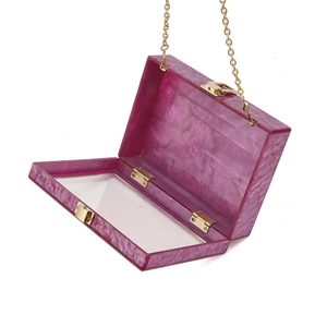 Pochette de soirée en acrylique marbré rose avec bandoulière chaîne dorée élégante