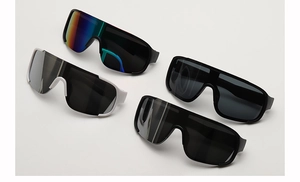 Vue à plat de plusieurs lunettes de sport à grande monture et verres miroirs colorés