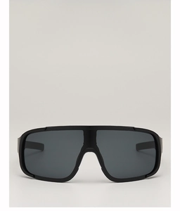 Détail de lunettes de soleil sport noires oversize avec verre panoramique gris foncé