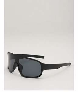 Vue latérale de lunettes de cyclisme surdimensionnées noir mat avec verres gris foncé