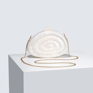 Spiralförmige Acryl-Abendtasche mit Marmortextur und elegantem goldener Kette