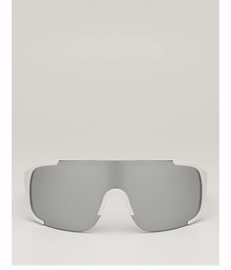 Vue détaillée de face des lunettes de sport blanches avec verres argentés réfléchissants