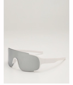 Détail de lunettes de soleil sport blanches mates avec verres miroirs argentés réfléchissants