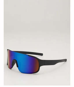 Détail du verre miroir bleu-violet et de la monture noire mate sur les lunettes de sport