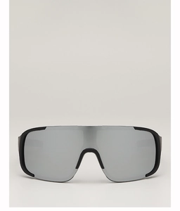 Détail des verres miroir argentés et de la monture noire des lunettes de sport
