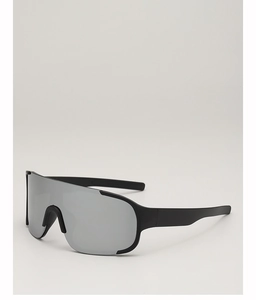 Détail de lunettes de cyclisme visière avec verres miroir argentés et monture noire mate
