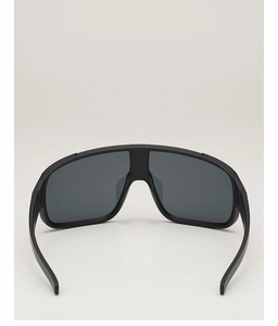 Vue détaillée des lunettes de soleil shield noir mat avec verres protecteurs gris