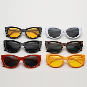 Collection détaillée de lunettes de soleil œil-de-chat vintage de diverses couleurs sur blanc