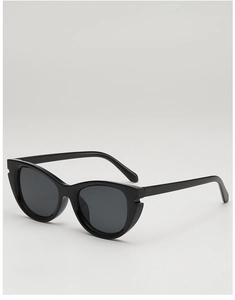 Gros plan sur des lunettes de soleil œil-de-chat noires classiques aux montures polies