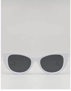 Vue détaillée de lunettes de soleil œil-de-chat blanches rétro avec charnières robustes