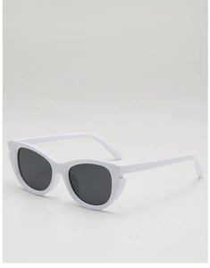Détail de lunettes de soleil œil-de-chat blanches avec monture géométrique et verres noirs