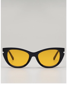 Détail de lunettes de soleil œil-de-chat avec monture noire et verres jaunes