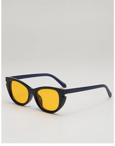 Détail de lunettes de soleil œil-de-chat vintage avec monture noire et verres jaunes