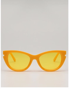 Gros plan sur lunettes de soleil œil-de-chat orange avec verres jaunes