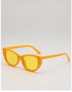 Détail de lunettes de soleil œil-de-chat rétro avec monture orange et verres jaunes