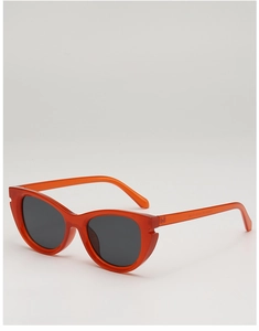 Vue détaillée de lunettes de soleil œil de chat orange avec des verres foncés et branches