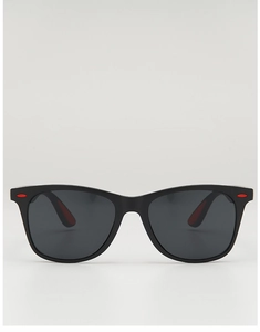 Détail frontal de lunettes de soleil carrées noires avec intérieur rouge et fini mat