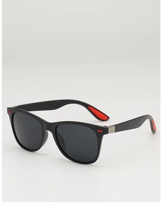 Gros plan de lunettes de soleil carrées noires avec charnières en argent et détails rouges