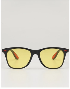 Détails d'une monture carrée classique avec verres jaunes et accents rouges