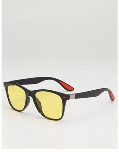 Détail de lunettes de soleil carrées avec verres jaunes et accents de charnière rouges