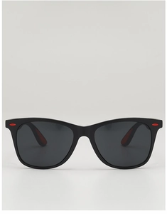 Détail des lunettes de soleil carrées noires avec rivets rouges et verres foncés