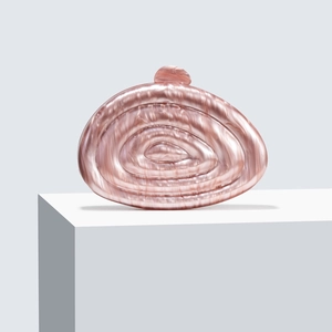 Detail der rosa marmorierten Acryl-Clutch mit konzentrischem Ringmuster und Verschluss