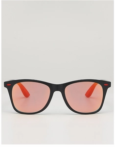 Détail d'une lunette de soleil carrée noire avec verres à effet miroir dégradé orange
