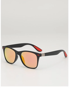 Gros plan de lunettes de soleil carrées noires avec verres miroirs orange et rivets