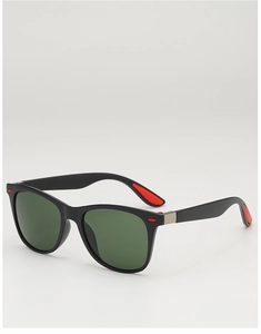 Détail de lunettes de soleil carrées avec monture noire mate et branches rouges antidérapantes