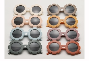 Vue à plat de lunettes de soleil pour enfants en forme de fleur en huit tons Morandi