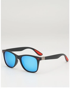 Vue détaillée de lunettes de soleil carrées noires avec verres bleus et accents rouges