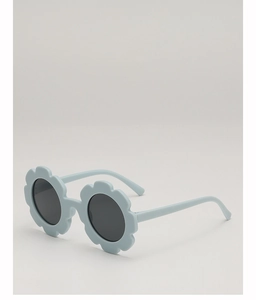 Détail de lunettes de soleil pour enfants en forme de fleur bleu clair avec verres ronds