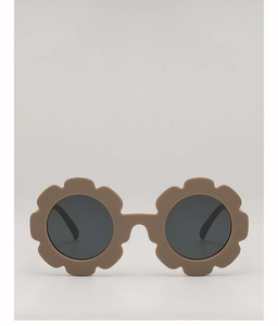 Détail des lunettes de soleil enfant en forme de fleur avec monture mate couleur kaki