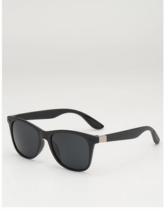 Détails de lunettes de soleil carrées noires avec décorations métalliques rectangulaires