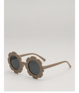 Détail de lunettes de soleil enfant en forme de fleur kaki mat avec verres gris et cadre mat kaki