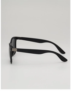 Détail de lunettes de soleil noires mates avec rivets argentés et verres foncés