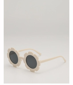 Gros plan de lunettes de soleil en forme de fleur crème mat avec verres foncés